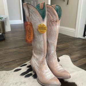 Corral Rose Embroidery Tall Top E1379 Size US
7.5 (pinkish tan)